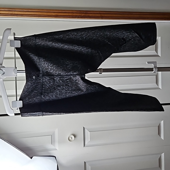 Women's Lululemon Wonder Under Black Grey Multiprint Size 18 EUC - Picture 3 of 6